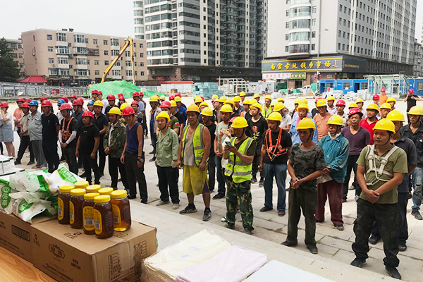 太原市总工会送清凉活动工人文化宫工地站（央广网 发 李艳琴 摄）