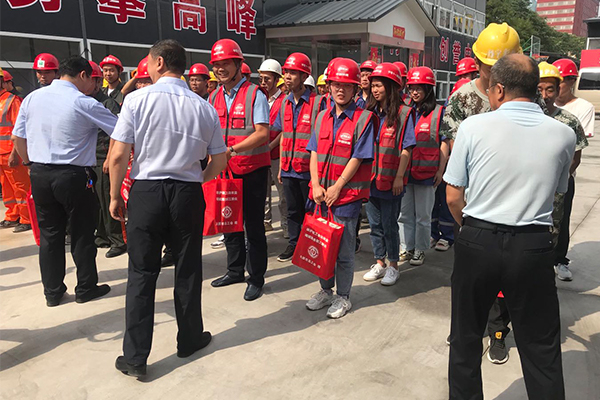 太原市总工会送清凉活动五一广场工地站（央广网 发 李艳琴 摄）