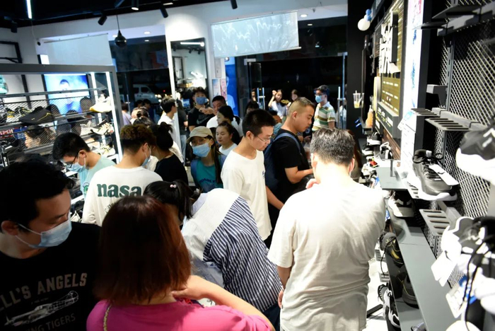 ▲7月25日夜晚，江苏省淮安市区淮海北路上的一家鸿星尔克专卖店，市民争相购买服装、鞋帽类商品。图/IC photo