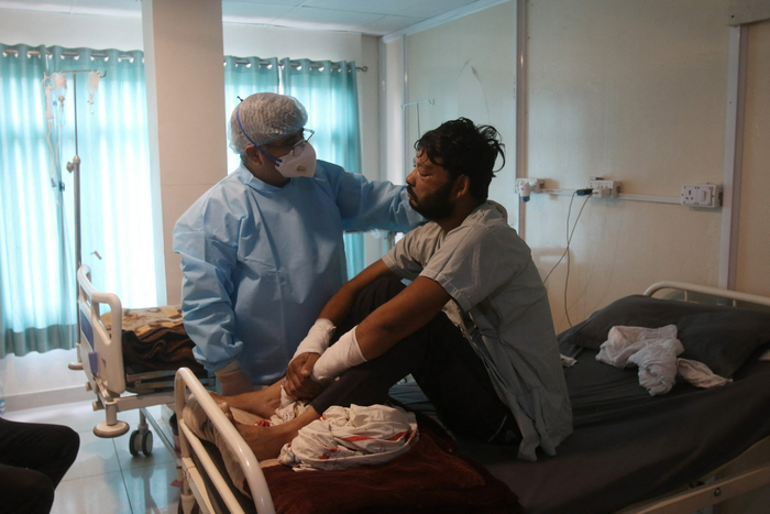 当地时间2021年6月3日，印度阿杰梅尔，医生为一名黑真菌感染患者进行检查。/IC photo