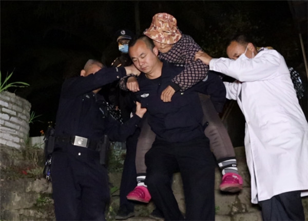 警方救助被裹挟的老人