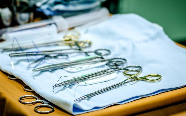 手术钳子怎么拿一次剖腹产，需要用到哪些工具？看着就痛，但不少孕妈仍想选_https://www.jmylbn.com_新闻资讯_第6张