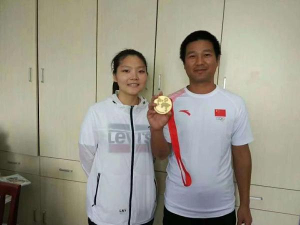 姜冉馨和学校体育教师盛叶卫。 奉贤区育秀实验学校 供图