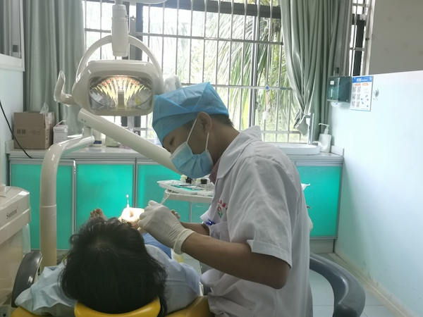 口腔科组长陈运邱为患者诊疗 央广网发 