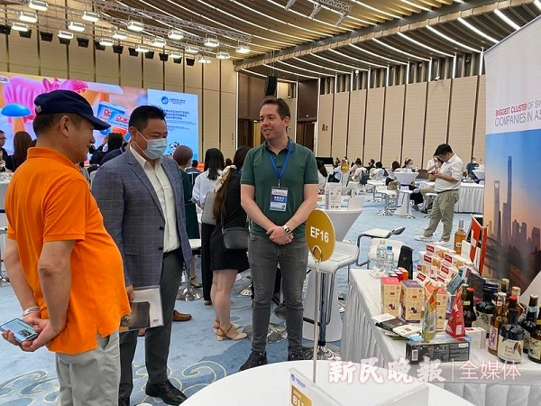 图说：接会现场， 参展商采购商提前交流  张钰芸 摄（下同）