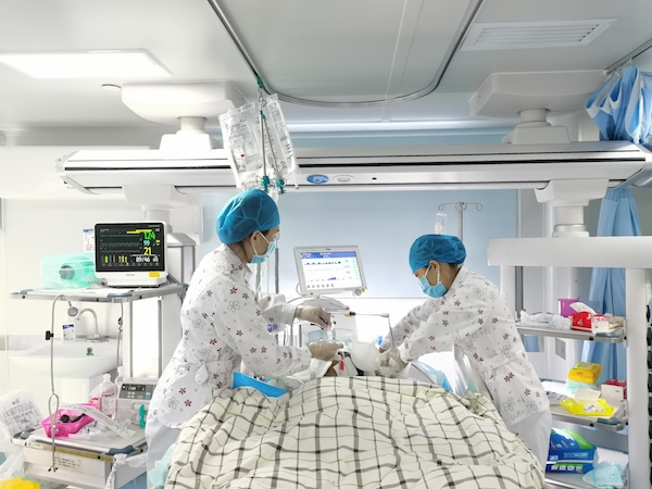 重症医学科护士治疗护理工作中 央广网发 