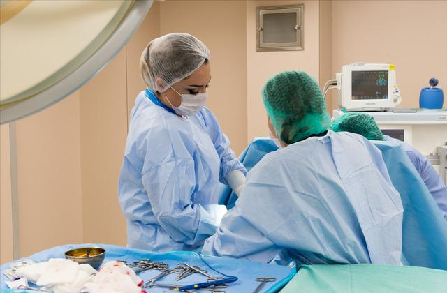 手术钳子怎么拿一次剖腹产,需要用到哪些工具?看着就痛,但不少孕妈仍想选_新闻资讯_第2张_活检穿刺产品网 手术钳子怎么拿一次剖腹产,需要用到哪些工具?看着就痛,但不少孕妈仍想选_https://www.jmylbn.com_新闻资讯_第2张