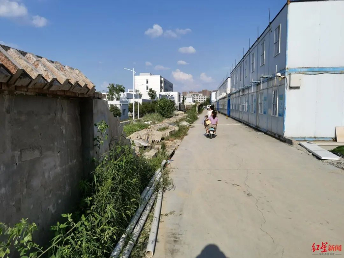 南面围墙有10多米倒向了五龙口停车场 潘俊文摄