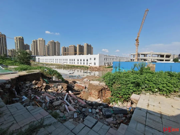 西南角，可以看到被洪水冲刷过的豁口 潘俊文摄