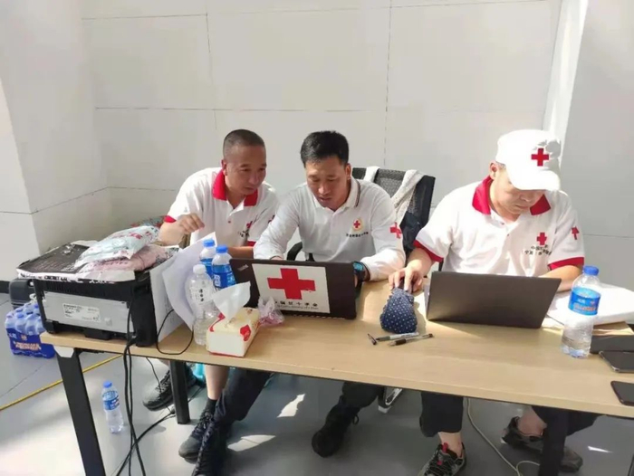 救援队员协助整理录入捐赠物资数据   广西红十字会供图
