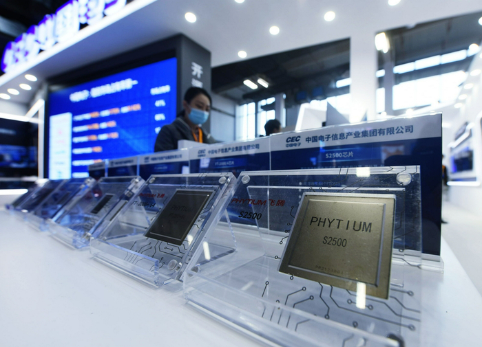 2020年11月12日，2020中国国际软件博览会展示的自主可控国产高性能计算芯片。图/IC photo