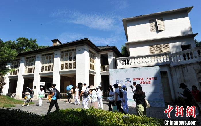 图为参加第44届世界遗产大会的嘉宾在福州烟台山历史风貌区参观修复后的闽海关税务司官邸。　张斌 摄