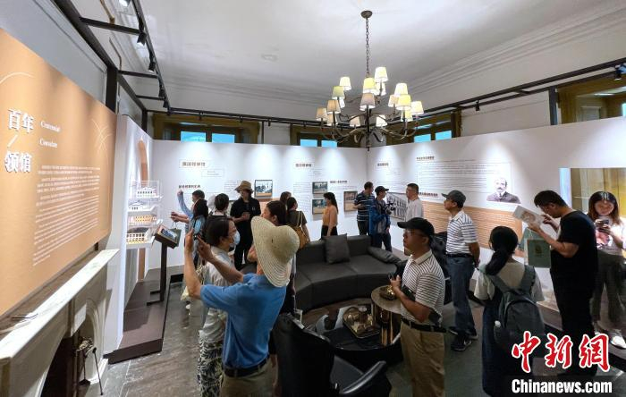 图为参加第44届世界遗产大会的嘉宾在福州烟台山历史风貌区了解烟台山历史。　张斌 摄