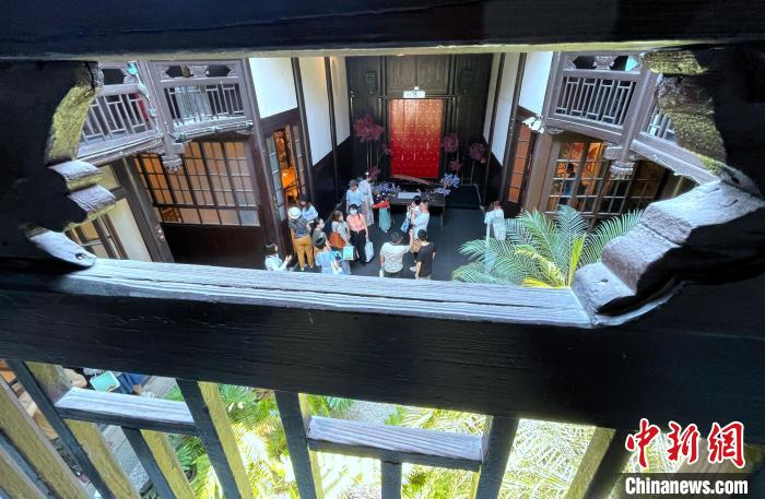 图为参加第44届世界遗产大会的嘉宾在福州烟台山历史风貌区参观修复后的历史建筑。　张斌 摄