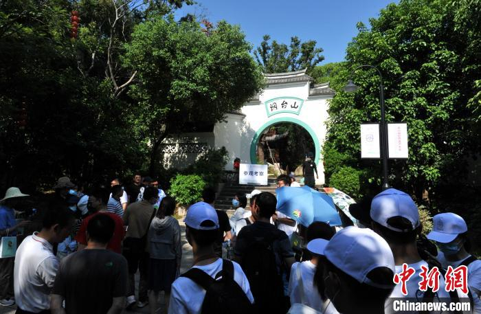 图为参加第44届世界遗产大会的嘉宾在福州烟台山公园参观考察。　张斌 摄