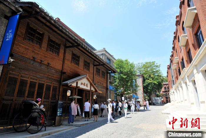 图为参加第44届世界遗产大会的嘉宾在福州烟台山历史风貌区参观。　张斌 摄