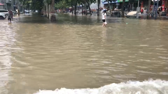 23日，暴雨过后，新乡街道上的积水。受访者供图