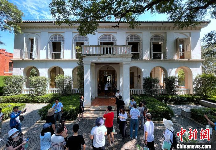 图为参加第44届世界遗产大会的嘉宾在福州烟台山历史风貌区参观原美国领事馆。　张斌 摄