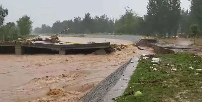  新密境内的双洎河出现汛情。 赵京亚 摄