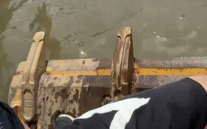 23日，关宏予站在铲车里参与救援。受访者供图