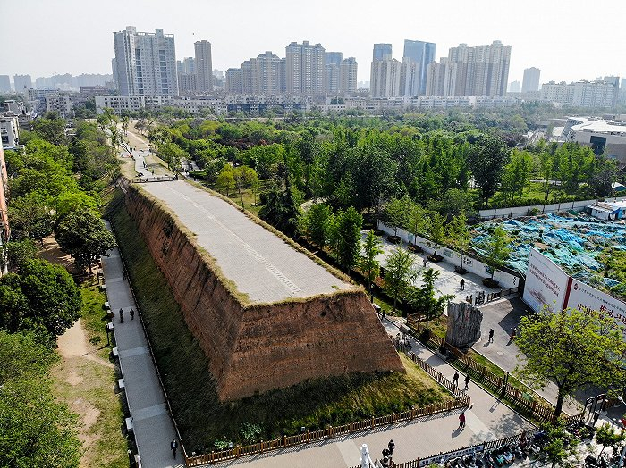 河南郑州，郑州商城遗址（商代都城外城墙）。图片来源：视觉中国
