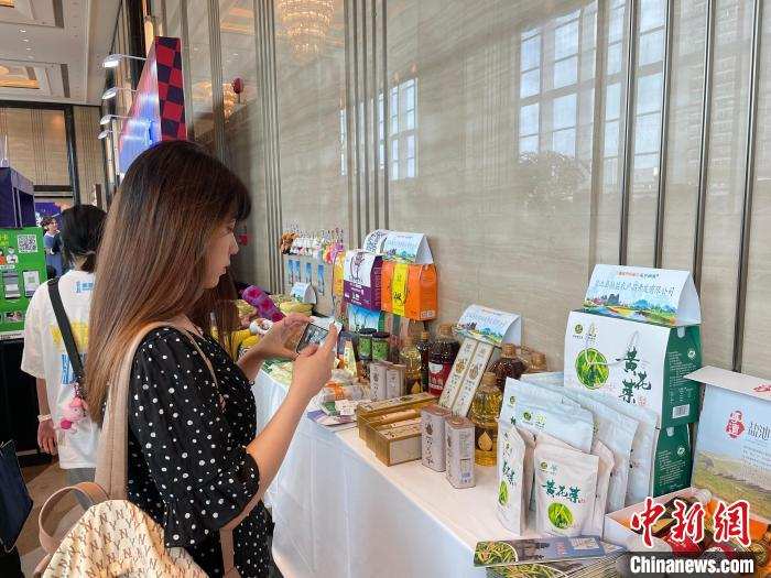 长沙市民参观了解宁夏特色农产品。　李佩珊 摄