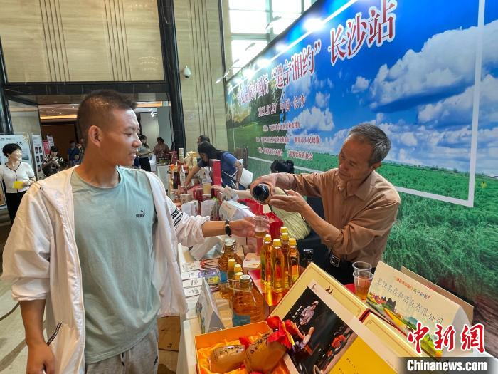 长沙市民品鉴宁夏特色农产品。　李佩珊 摄