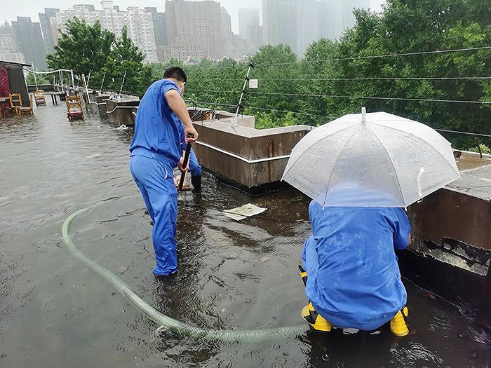 暴雨期间，河南博物院组织人员进行疏通、排水等紧急处理措施。图片来源：河南博物院