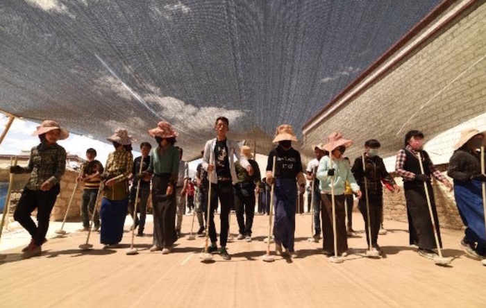 当地居民参与古建修复，在吉本岗顶部打阿嘎土