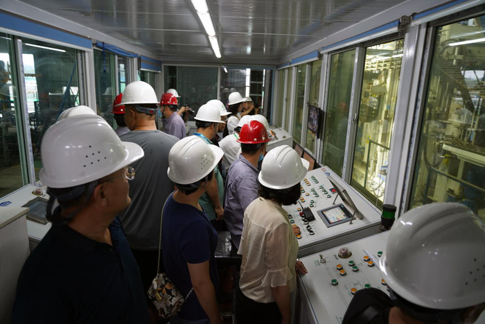  　　专家媒体代表在闻喜县企业调研（刘俊斌 摄）