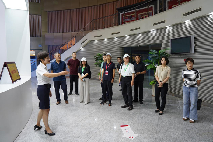  　　专家媒体代表在闻喜县企业调研（刘俊斌 摄）