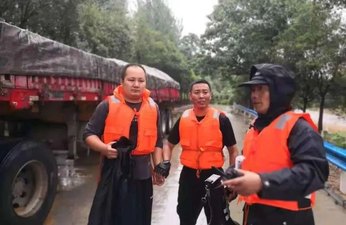 杨旭恒（左一）在防汛抗洪一线工作时留影。赵京亚 摄