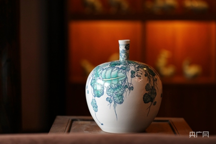 周明明的作品青花斗彩瓷瓶《新绿》（央广网记者魏炜 摄）