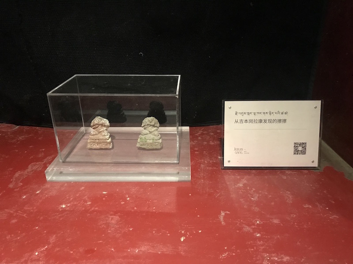展厅现场，从吉本岗拉康中发现的擦擦