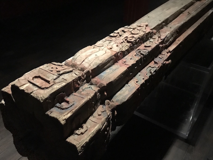 展厅现场，曾经支撑内殿的木质柱