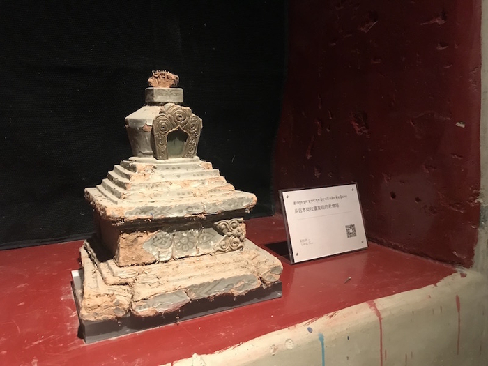 展厅现场，从吉本岗拉康中发现的老佛塔