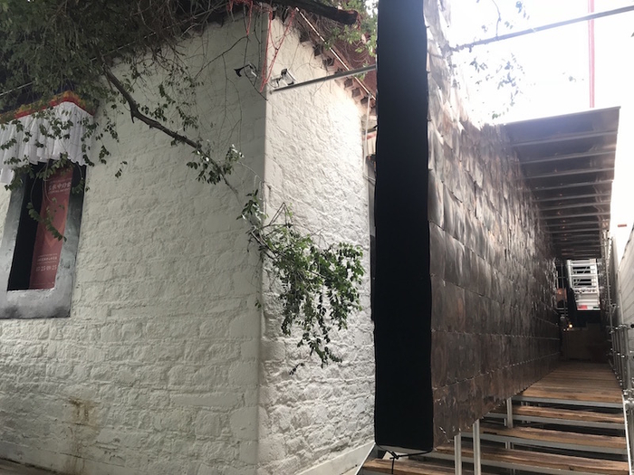 吉本岗艺术中心东面入口处