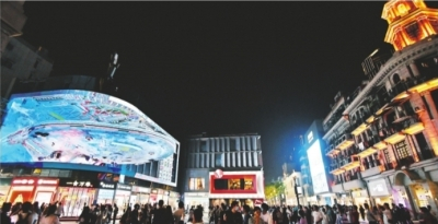 江汉路步行街夜景。记者喻志勇 摄