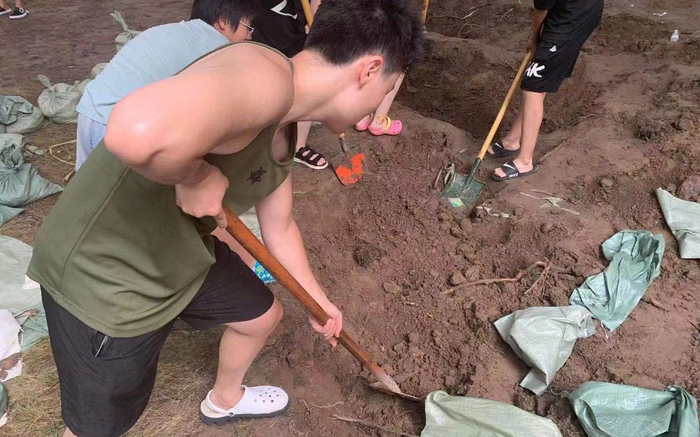 23日，志愿者关宏予在铲土。受访者提供