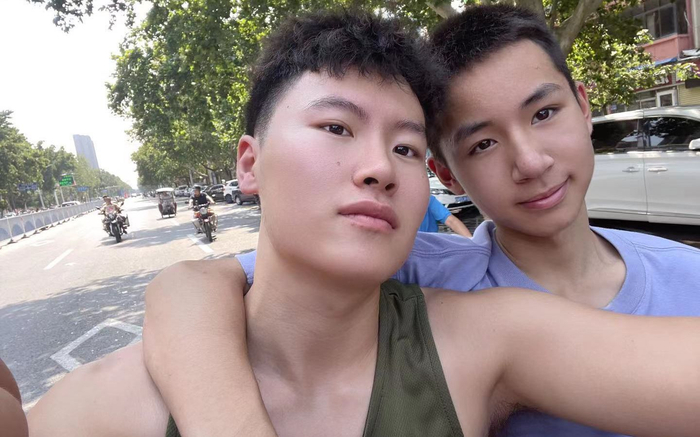 关宏予（左）和堂弟关盛予（右）合照。受访者供图