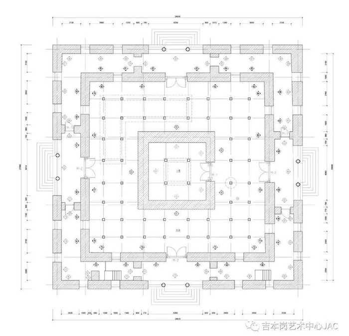 吉本岗古建一层的平面图四边完全等长，整体完美对称