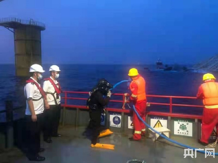 潜水员准备水下探摸搜救（央广网发 惠州海事局供图）