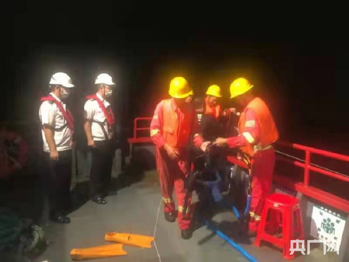 潜水员从水下探摸搜救上来（央广网发 惠州海事局供图）