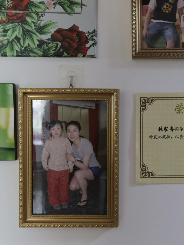 张家齐家墙上，挂着她5岁时与郭晶晶的合影。新京报记者&nbsp;郑新洽&nbsp;摄