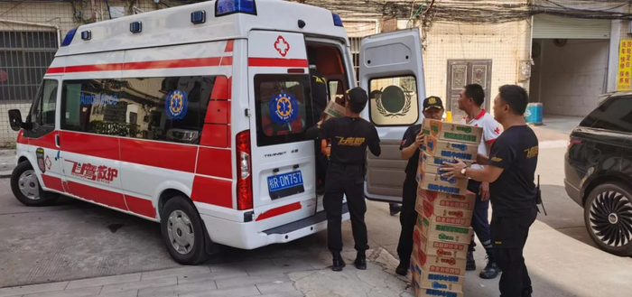 救援队员将救援设备和生活物资装车     广西贵港市红十字会供图