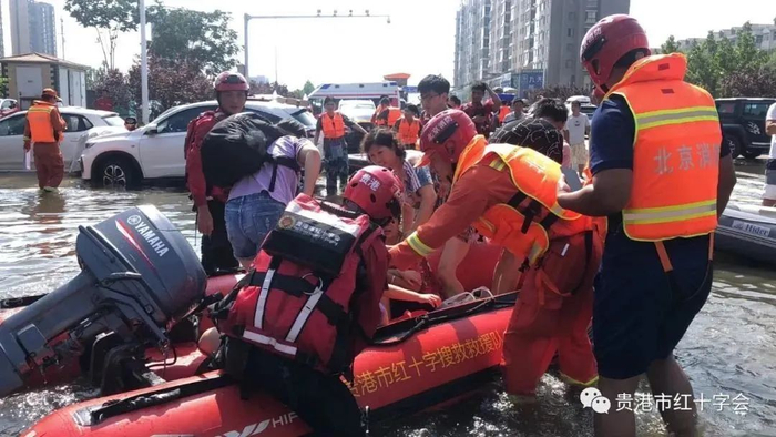 救援队员积极转移受困老人、儿童及病人     广西贵港市红十字会供图