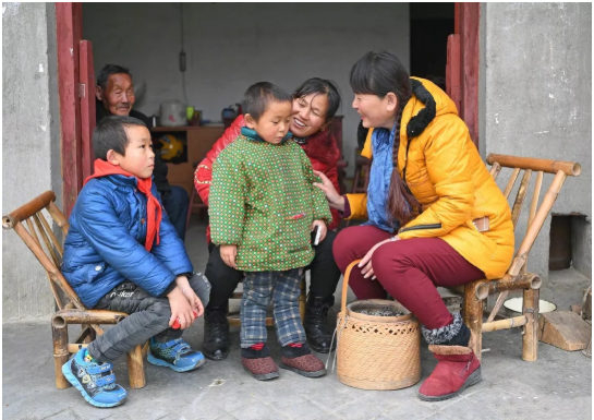 和学生们促膝长谈的支月英老师