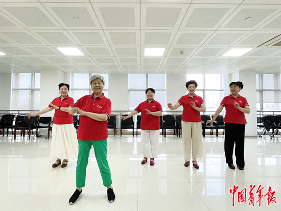 赵银光（左二）带团友排练。