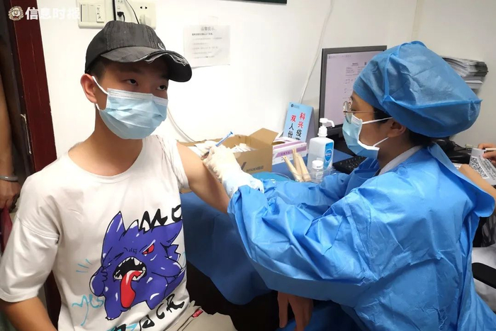 新冠疫苗接种中。信息时报记者 郭柯堂 摄