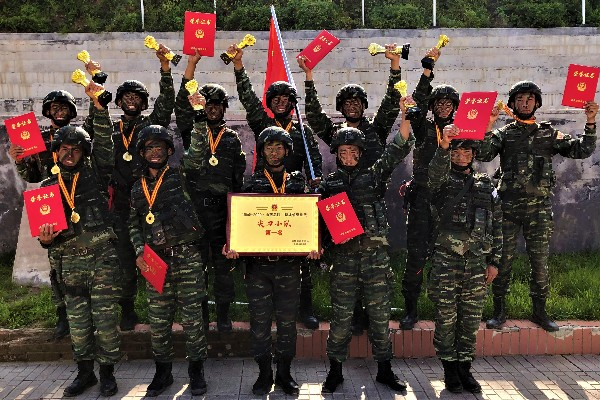 特战二小队被武警部队授予“尖刀小队”称号